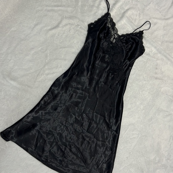 Vintage Victoria’s Secret Silky Robe and Slip on - Picture 4 of 10